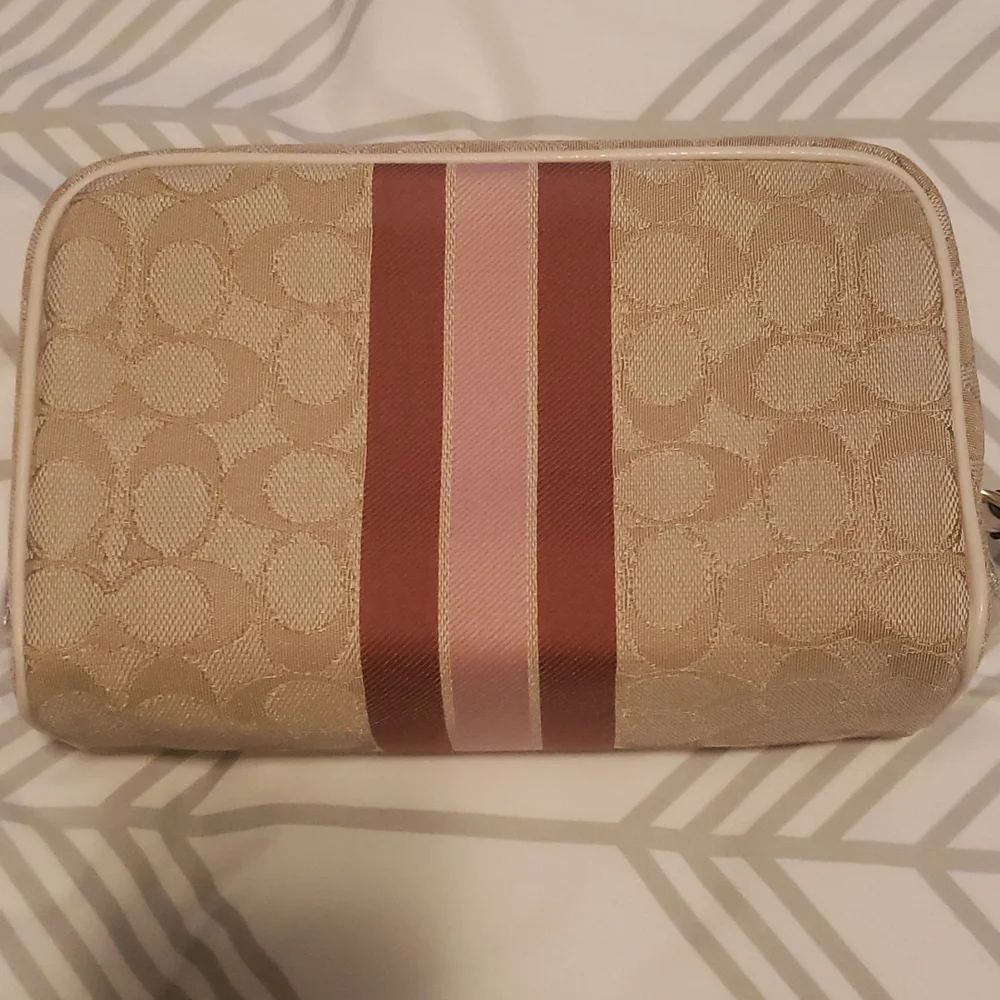 NWT Coach cosmetic bad - Picture 4 of 8